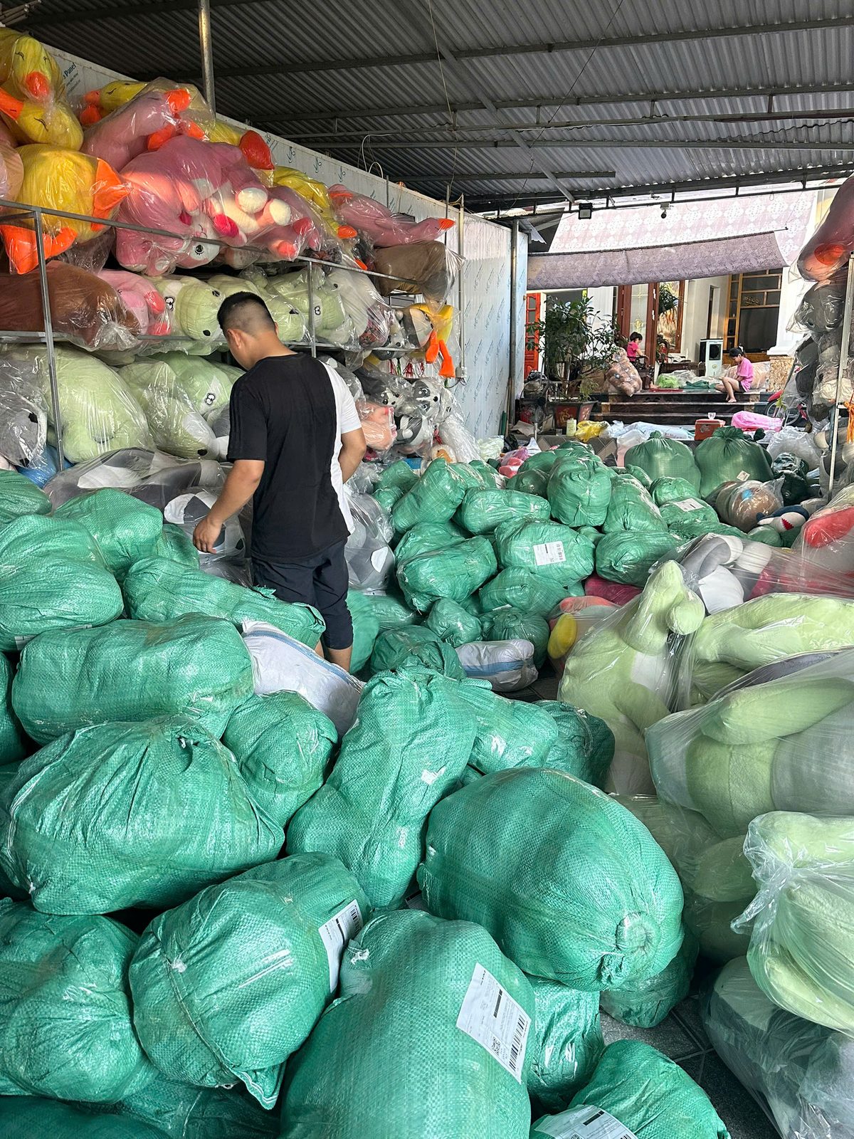 Kho hàng xưởng gấu bông
